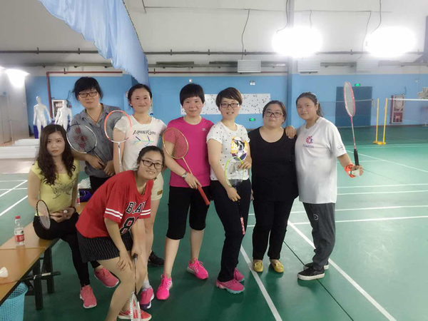 合乐hl8环保工会组织羽毛球活动