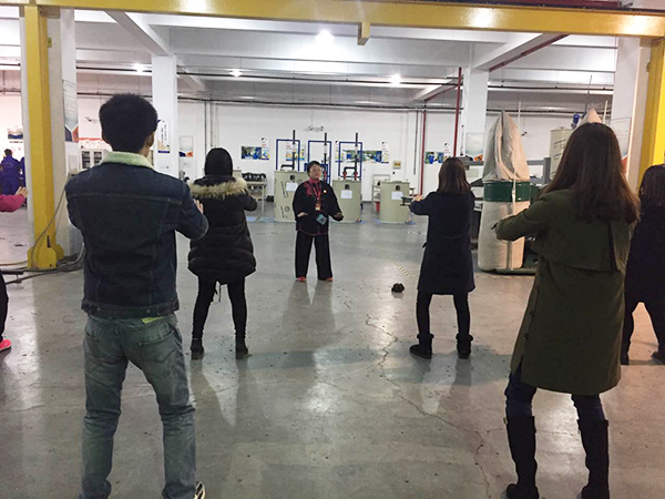 太极拳高手在合乐hl8环保公司车间