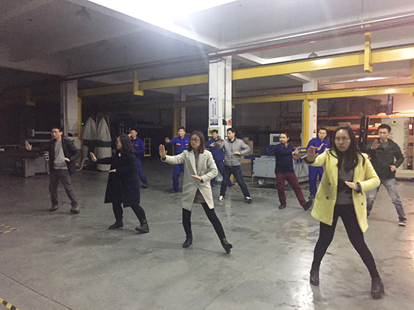 太极拳高手在合乐hl8环保公司车间