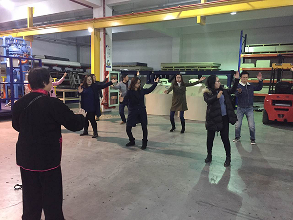 太极拳高手在合乐hl8环保公司车间