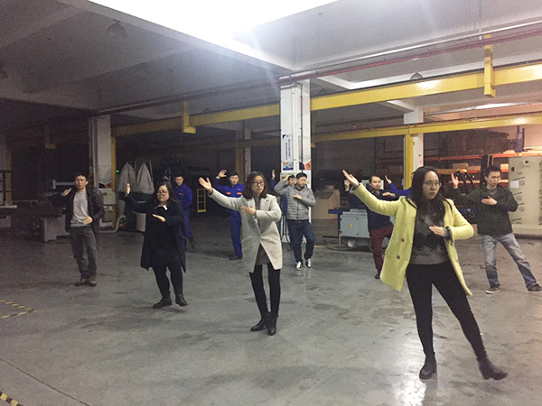太极拳高手在合乐hl8环保公司车间