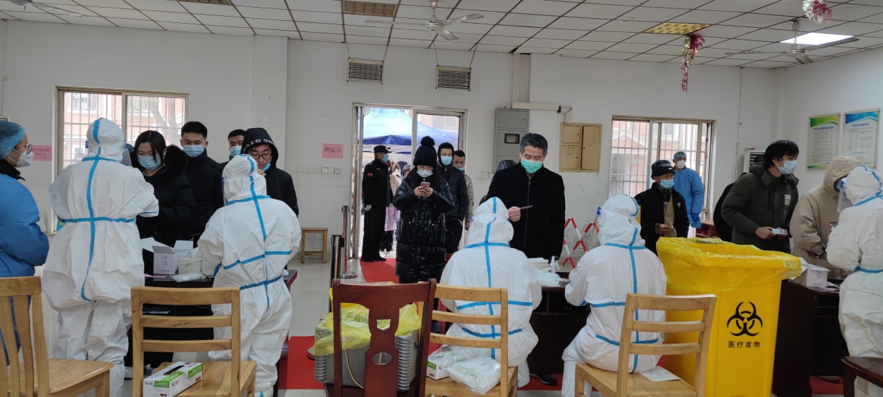 合乐hl8党员志愿者配合医护人员做核酸检测工作