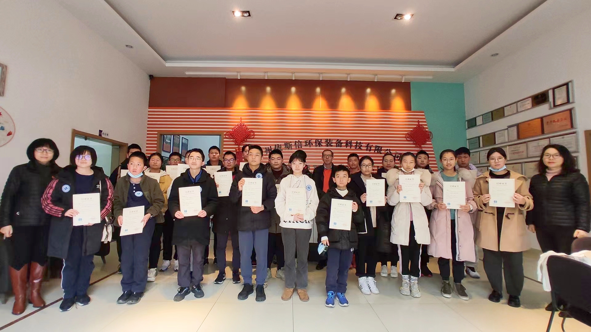 合乐hl8为研学同学们颁发结业证书