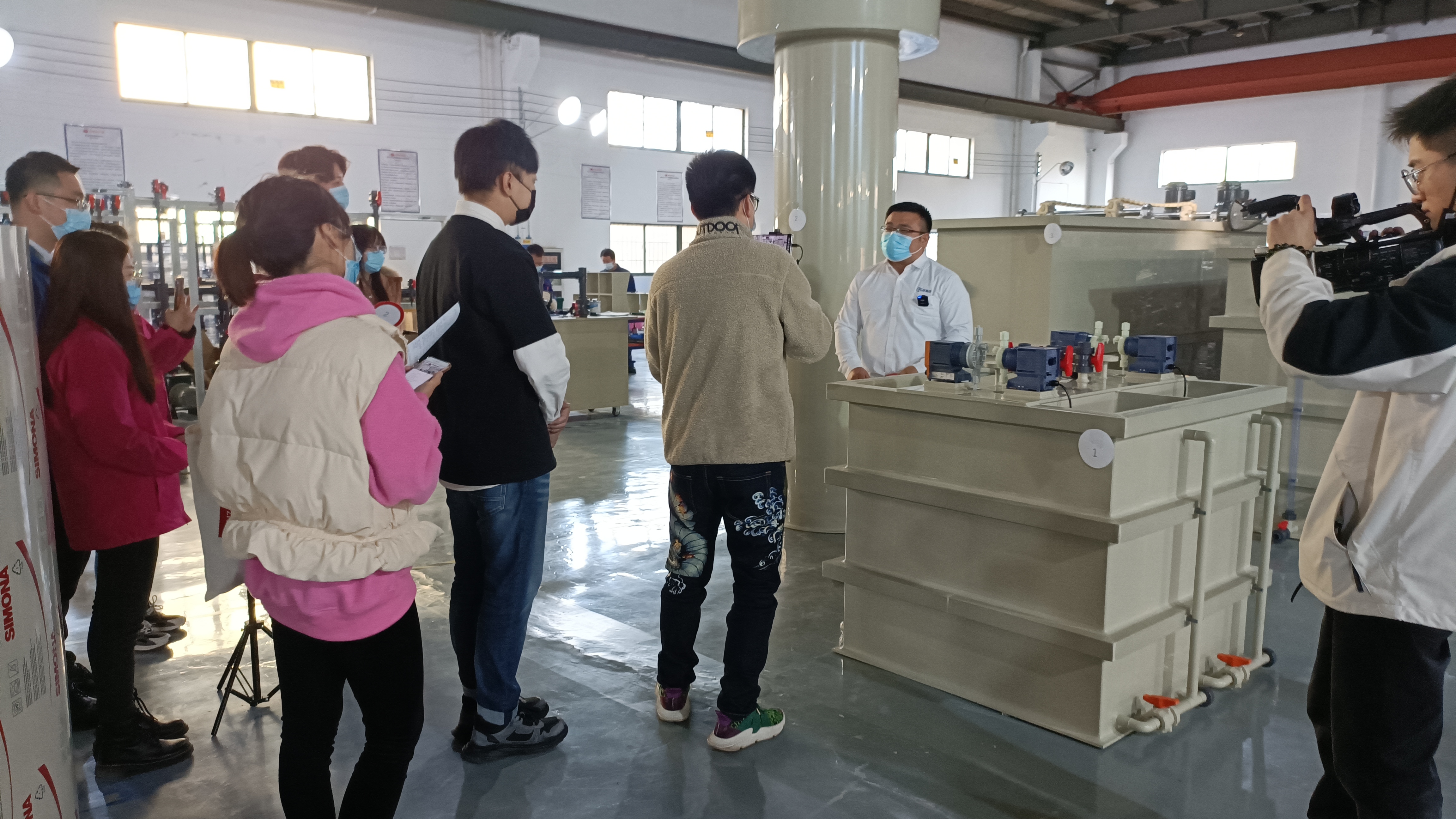 合乐hl8新员工作为带货主播模拟线上销售产品的比赛