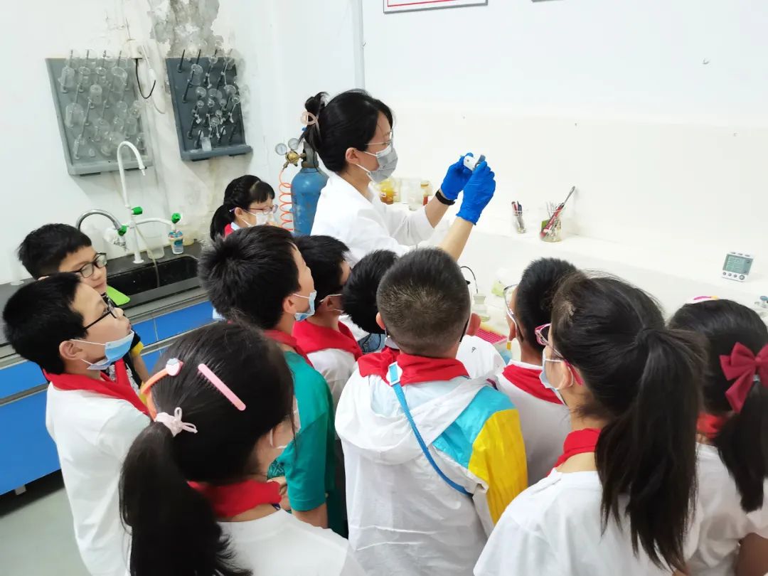 带城小学少先队员们在合乐hl8实验室观看废水处理实验