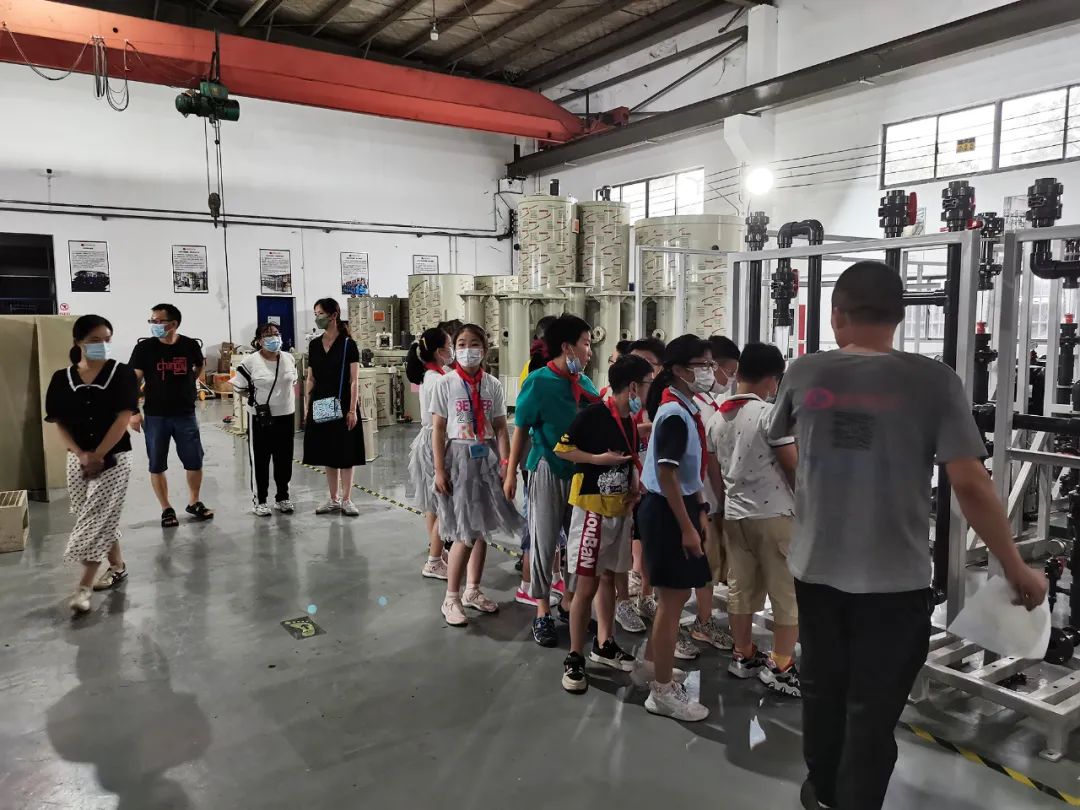 带城小学少先队员们参观合乐hl8生产车间