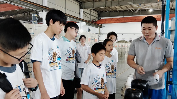 合乐hl8工作人员带领大家参观了合乐hl8的生产制造车间