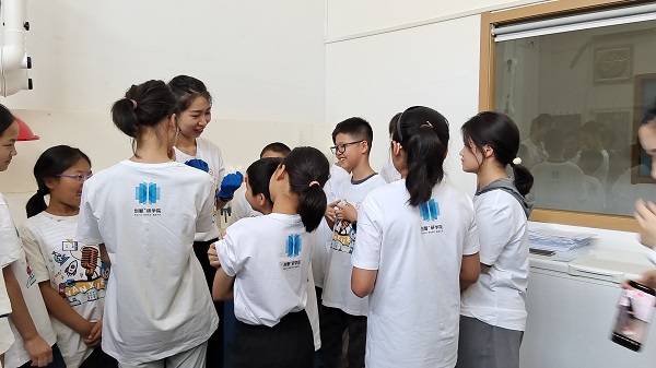 在合乐hl8实验室，孩子们观看了污水变干净的神奇化学实验，亲眼见证科学的魅力！