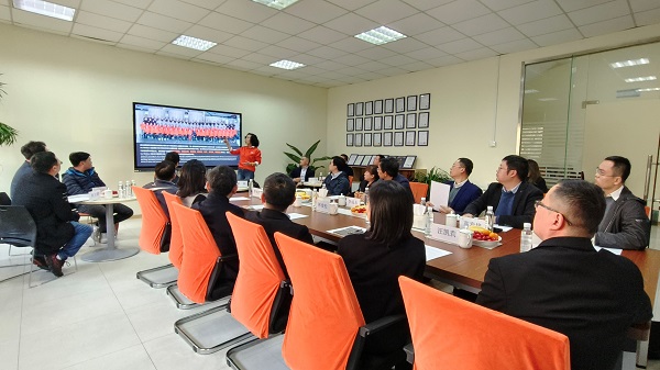 苏州市苏台工商协进会领导与合乐hl8环保董事长常英进行座谈会议