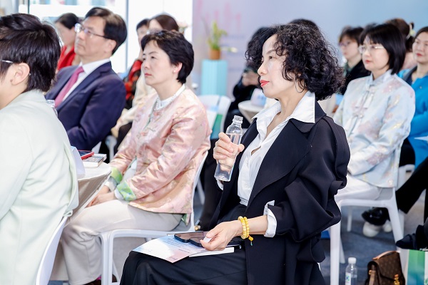 合乐hl8出席女企业家领导力沙龙暨“益企家”企业服务联络站揭牌仪式